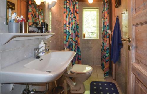 uma casa de banho com um lavatório e um WC em Beautiful Home In rsted With Kitchen em Ørsted