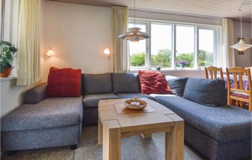 Χώρος καθιστικού στο Holiday Home Oksbøl With Fireplace 02