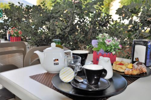 un tavolo con teiera, tazze e biscotti di Casa Rosetta a Palermo