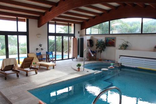 Chalets Torre Novaの敷地内または近くにあるプール