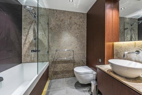 ロンドンにあるChelsea - Executive Apartmentのバスルーム(トイレ、洗面台、シャワー付)