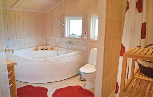 La salle de bains est pourvue d'une baignoire et de toilettes. dans l'établissement Stunning Home In Vejby With Wifi, à Vejby
