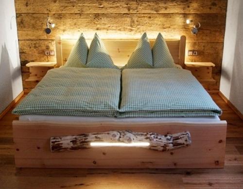 เตียงในห้องที่ Alpenchalets Weissenbacher