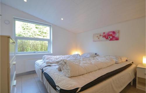Beautiful Home In Ebeltoft With Kitchen tesisinde bir odada yatak veya yataklar
