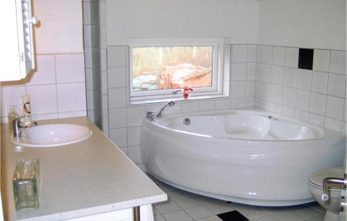 Koupelna v ubytování Gorgeous Home In Stege With Wifi