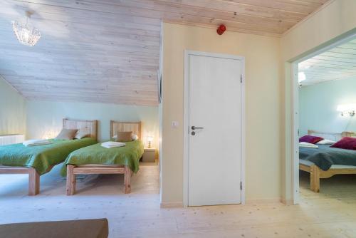 Postel nebo postele na pokoji v ubytování Svilpaunieki