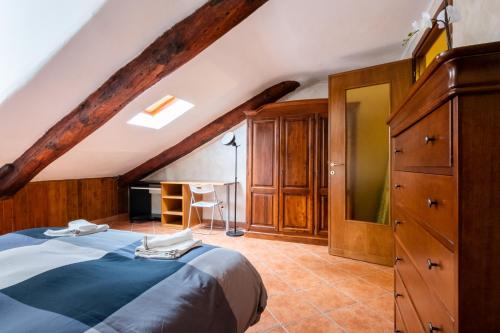 een grote slaapkamer met een bed en een tafel bij Mansarda xx settembre 72 in Turijn