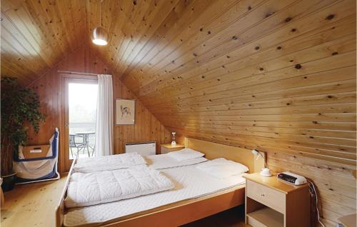 グドイェムにあるBeautiful Home In Gudhjem With Kitchenの木製の天井の客室のベッド1台分です。
