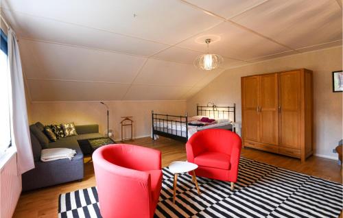 ein Wohnzimmer mit roten Stühlen und einem Sofa in der Unterkunft Awesome apartment in Grythyttan with 1 Bedrooms, Sauna and WiFi in Grythyttan