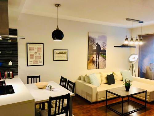 un salon avec un canapé et une table dans l'établissement BL Luxury Apartment, 24hr Self Check-in, Free Private Garage Parking, Panoramic Views from Balcony, 5 minute walk to City Center, à Banská Bystrica