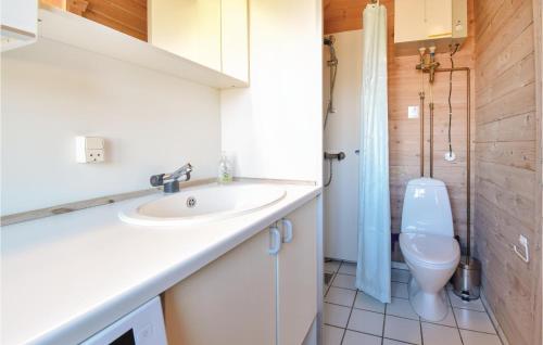 y baño con lavabo y aseo. en Nice Home In Nyborg With 2 Bedrooms And Wifi, en Nyborg