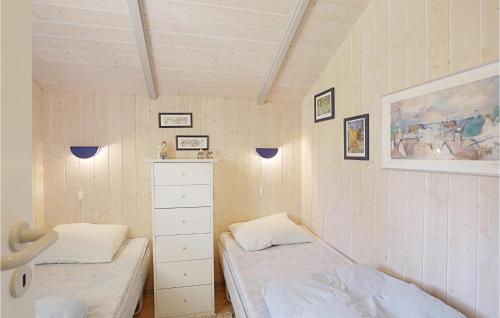 SnogebækにあるStunning Home In Nex With 2 Bedrooms And Wifiのベッドルーム1室(ツインベッド2台、ドレッサー付)