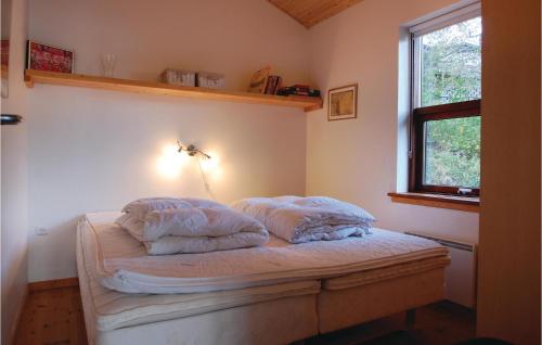 - une chambre avec un lit et 2 oreillers dans l'établissement Stunning Home In Kolding With Wifi, à Kolding