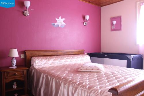 a bedroom with a bed and a pink wall at Maithagarria in Aicirits