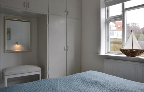 1 dormitorio con cama, ventana y silla en Gorgeous Apartment In Tisvildeleje With Kitchen, en Tisvildeleje