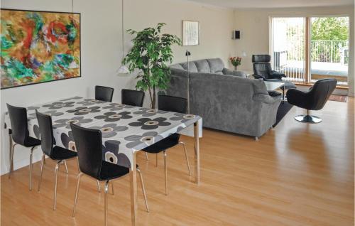 グラセンにあるAmazing Apartment In Grsten With 1 Bedrooms And Wifiのリビングルーム(テーブル、椅子、ソファ付)