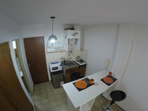 una pequeña cocina con encimera blanca y fogones en Departamento,Centro de Cordoba, monoambiente,a 100mts del Patio Olmos en Córdoba