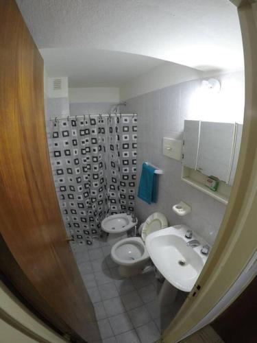 ein Badezimmer mit 2 WCs und einem Waschbecken in der Unterkunft Departamento,Centro de Cordoba, monoambiente,a 100mts del Patio Olmos in Cordoba