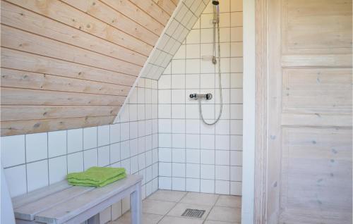 HalbyにあるBeautiful Home In Skjern With 3 Bedrooms, Sauna And Wifiのバスルーム(シャワー、ベンチ付)
