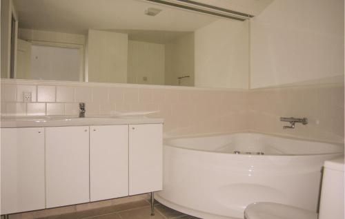 Kupatilo u objektu 3 Bedroom Stunning Apartment In Bagenkop