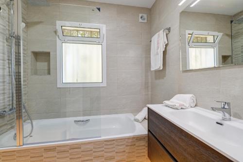 Vannituba majutusasutuses Villa with private pool and garden in Marbella