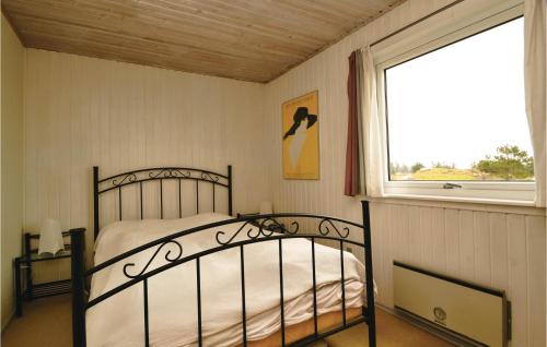 ファーンにあるBeautiful Home In Fan With 3 Bedrooms And Wifiのベッドルーム(ベッド1台、窓付)