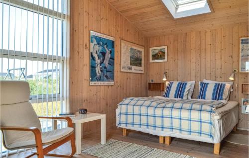 Bjerregårdにある3 Bedroom Lovely Home In Hvide Sandeのベッドルーム1室(ベッド1台、椅子付)