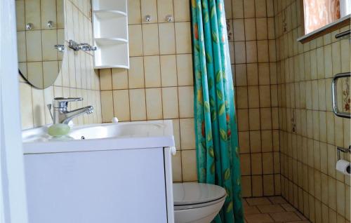 La salle de bains est pourvue d'un lavabo et de toilettes. dans l'établissement Hega, à Fanø