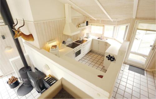 Vester SømarkenにあるAwesome Home In Nex With 4 Bedrooms, Sauna And Wifiの鹿頭の壁面の台所の空中風景