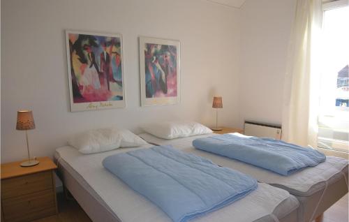 ルーケベングにあるBeautiful Apartment In Rudkbing With Wifiのベッドルーム(枕2つ付)のベッド2台