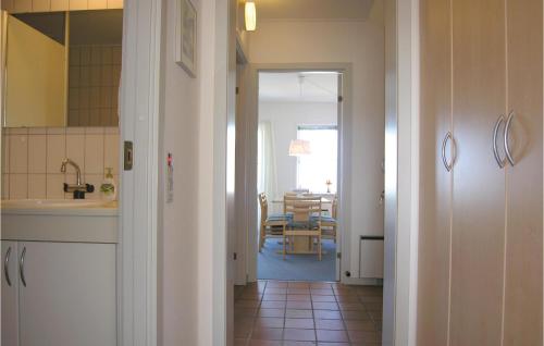 ルーケベングにあるBeautiful Apartment In Rudkbing With Wifiのダイニングルームにつながるドア付きのキッチン