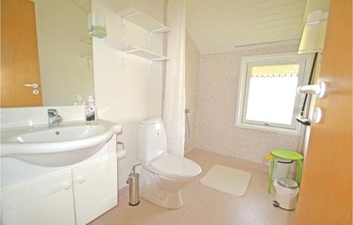Bjerregårdにある3 Bedroom Cozy Home In Hvide Sandeのバスルーム(洗面台、トイレ付)、窓が備わります。