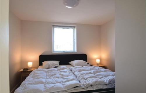 En eller flere senge i et værelse på Gorgeous Home In Brkop With Wifi