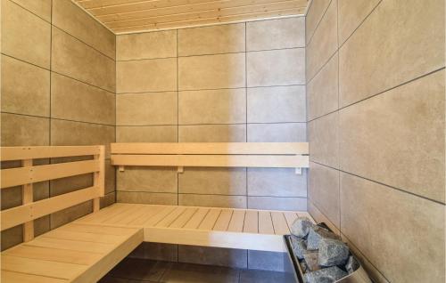 ボルコップにあるBeautiful Home In Brkop With 5 Bedrooms, Sauna And Wifiのサウナ(ベンチ付)