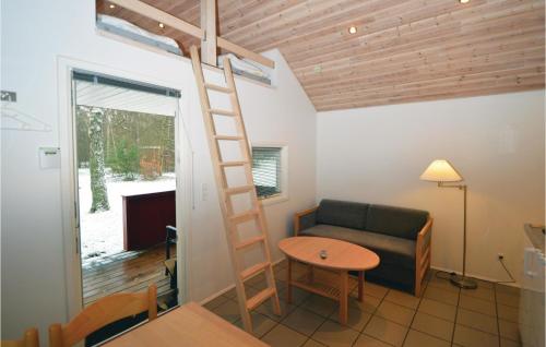 sala de estar con escalera, sofá y mesa en Juelsminde Campinghytte, en Juelsminde