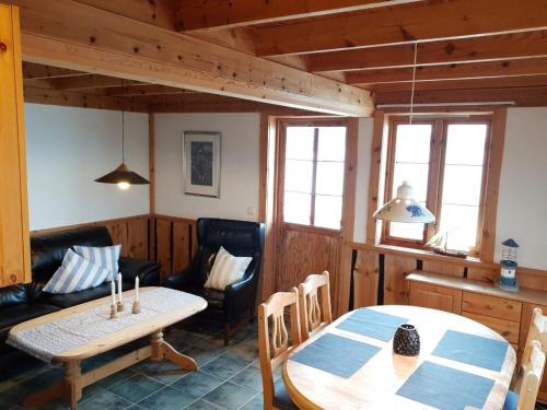 - un salon avec une table, un canapé, une table et des chaises dans l'établissement Vikaneset Havhotell, à Kristiansund