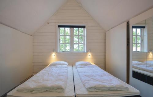 エーベルトフトにあるAwesome Home In Ebeltoft With 2 Bedrooms And Wifiの小さな部屋 窓2つ付 ベッド2台