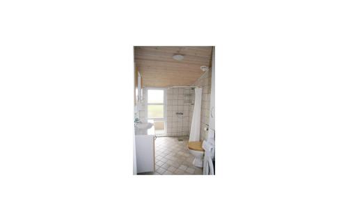 een badkamer met een douche en een spiegel bij 2 Bedroom Stunning Home In Fan in Fanø