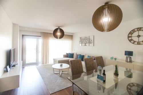 uma sala de estar com um sofá e uma mesa em Afurada premium apartment by Porto City Hosts em Vila Nova de Gaia