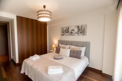 Kama o mga kama sa kuwarto sa Afurada premium apartment by Porto City Hosts