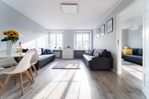 un salon avec un canapé et une table dans l'établissement Apart Market Square - Rynek 44 - Opposit Town Hall - 3 Rooms, à Wrocław