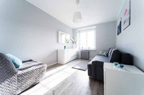 un salon avec un canapé et une table dans l'établissement Apart Market Square - Rynek 44 - Opposit Town Hall - 3 Rooms, à Wrocław