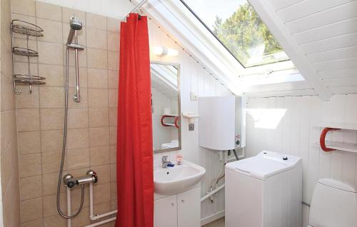 La salle de bains est pourvue d'un rideau de douche rouge et d'un lavabo. dans l'établissement Gorgeous Home In Hvide Sande With Wifi, à Havrvig