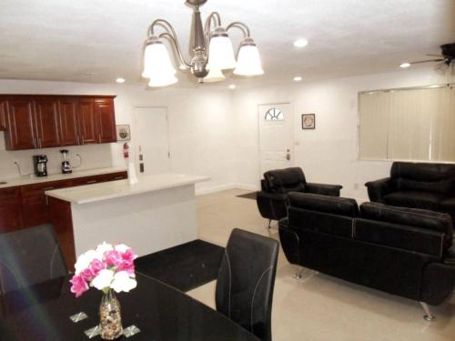 cocina y sala de estar con mesa y sillas en The Jazzy Escape, en Miami