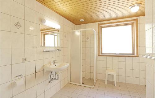 y baño blanco con lavabo y ducha. en Amazing Home In Nex With Wifi, en Spidsegård