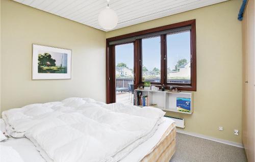 Llit o llits en una habitació de 3 Bedroom Cozy Home In Juelsminde