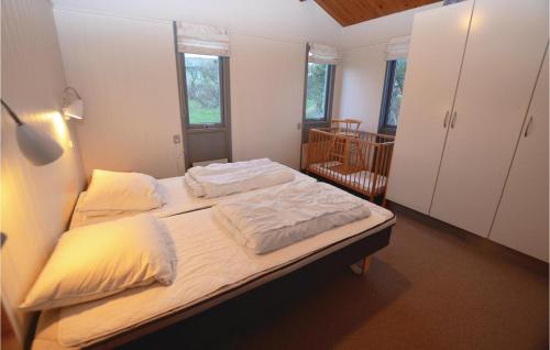 En eller flere senge i et værelse på Beautiful Home In Faaborg With Kitchen