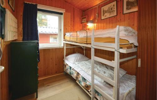 KarrebæksmindeにあるBeautiful Home In Karrebksminde With 2 Bedrooms And Wifiの二段ベッド2台と窓が備わる客室です。