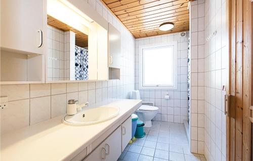 Koupelna v ubytování Stunning Home In Nex With 4 Bedrooms, Sauna And Wifi
