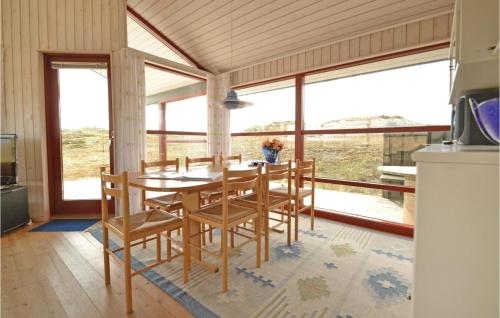 SønderhoにあるStunning Home In Fan With Kitchenのダイニングルーム(テーブル、椅子、窓付)